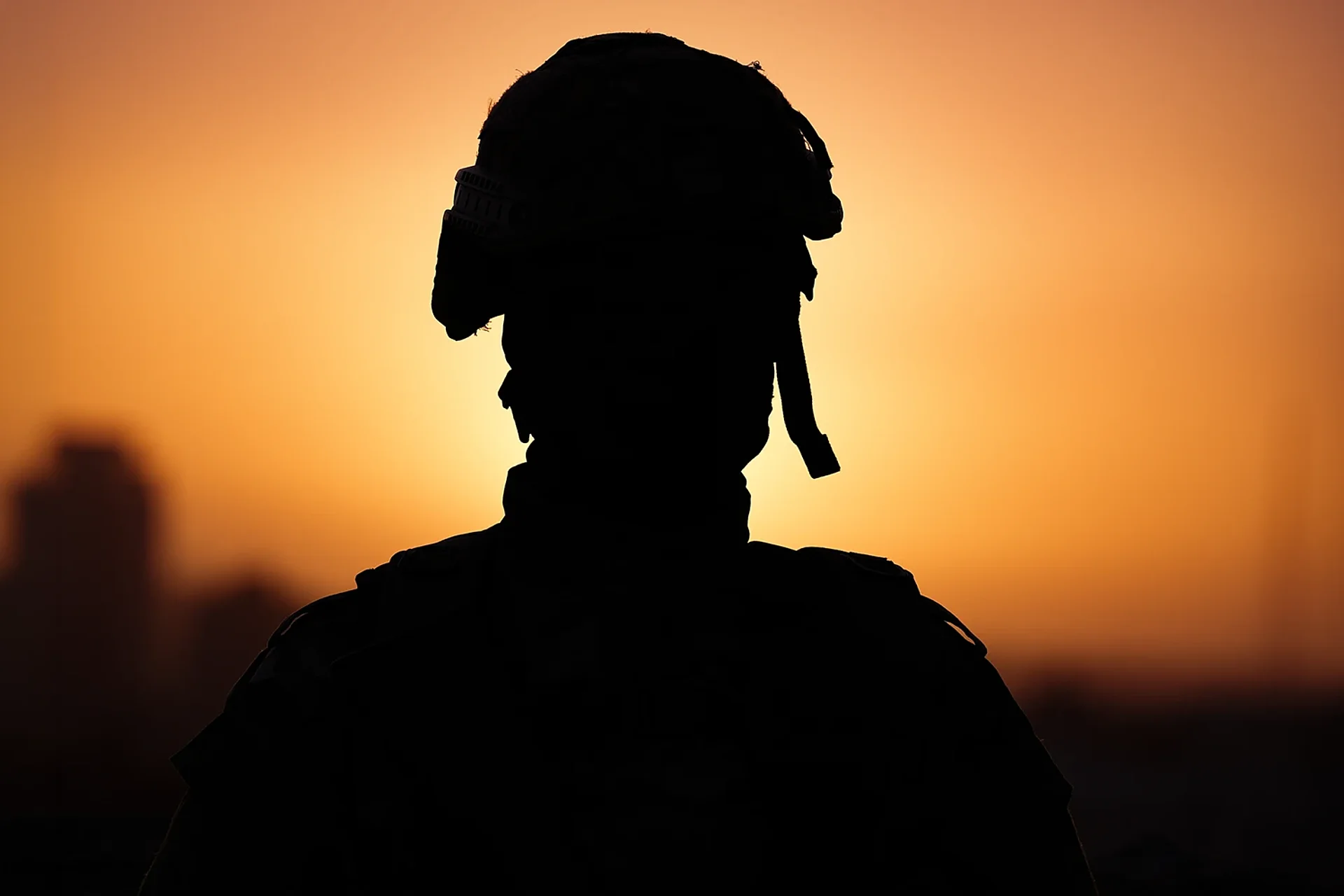 Silhouette eines Soldaten im Einsatz als Symbol für Sicherheit, Schutz und verantwortungsvolles Dienen.