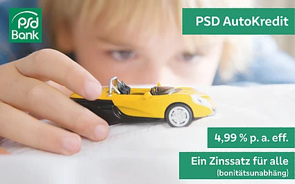 Kind spielt mit einem gelben Spielzeugauto auf einem Tisch. Text im Bild: "PSD AutoKredit"; "4,99 % p. a. eff."; "Ein Zinssatz für alle (bonitätsunabhängig)"