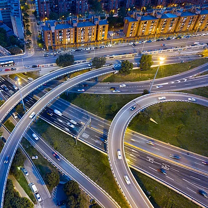 Autobahnkreuz mit fließendem Verkehr in der Stadt als Symbol für urbane Mobilität, Verkehrsnetz und Autoverkehr.